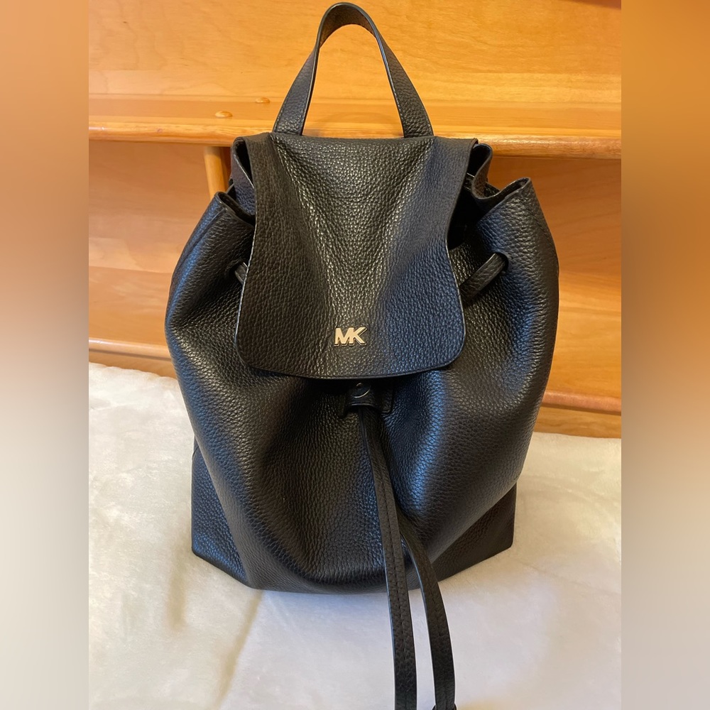 *Authentic*
Michael Kors black mini book bag